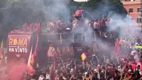 Den ersten Conference-League-Titel haben sie geholt, nun präsentiert die Mannschaft ihren Fans den Pokal. Für viele Roma-Fans ist es ein Tag, den sie sich kaum erträumen konnten. 