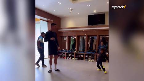 Der kleine Sohn von Al Nassr-Teamkollege Talisca hat kürzlich in der Umkleidekabine den "Siuu"-Jubel nachgemacht, die Reaktion von Ronaldo wird dem Kleinen gefallen.
