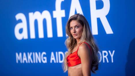 Leichtathletik-Star Alica Schmidt zeigt sich auf dem roten Teppich im Rahmen des Cannes-Film-Festivals. 