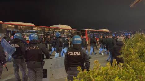 Die nächste Runde im Ausschluss-Chaos um die Fans der Frankfurter Eintracht ist eröffnet. Jetzt schaltet sich die Polizei Neapel ein!