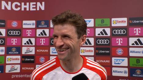Nach dem Sieg des FC Bayern München gegen Eintracht Frankfurt neckt Thomas Müller im Interview einen SPORT1-Chefreporter.