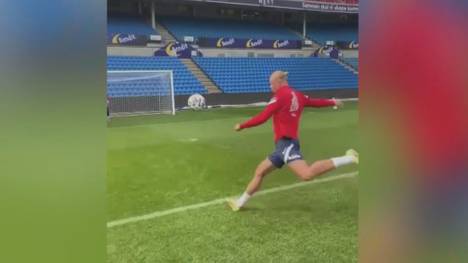 Während der WM-Qualifikationsspiele postet Stürmer Erling Haaland dieses Video und begeistert nicht nur seine Fans. 