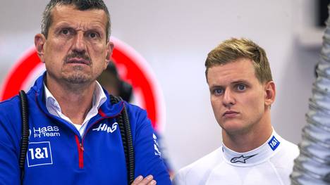 Mick Schumacher kritisiert Haas-Teamchef Günther Steiner scharf. Vor allem die Menschenführung seines Ex-Teamchefs wird negativ erwähnt.