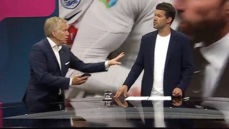 Nach dem umstrittenen Elfmeter für England wird Moderator Johannes B. Kerner bei Magenta TV von einem Bundesliga-Schiri angerufen. Experte Michael Ballack übernimmt ganz cool die Moderation.