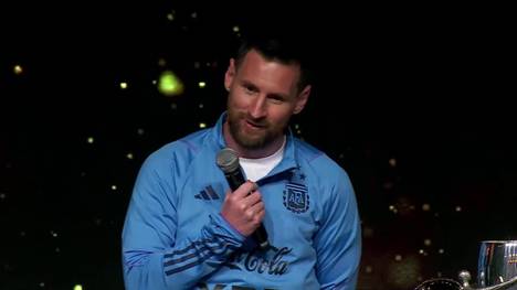 Der südamerikanische Verband würdigte die Leistungen von Lionel Messi mit einer eigenen Statue. Der argentinische Superstar zeigt sich bei der Gala sichtlich gerührt über die Auszeichnung.