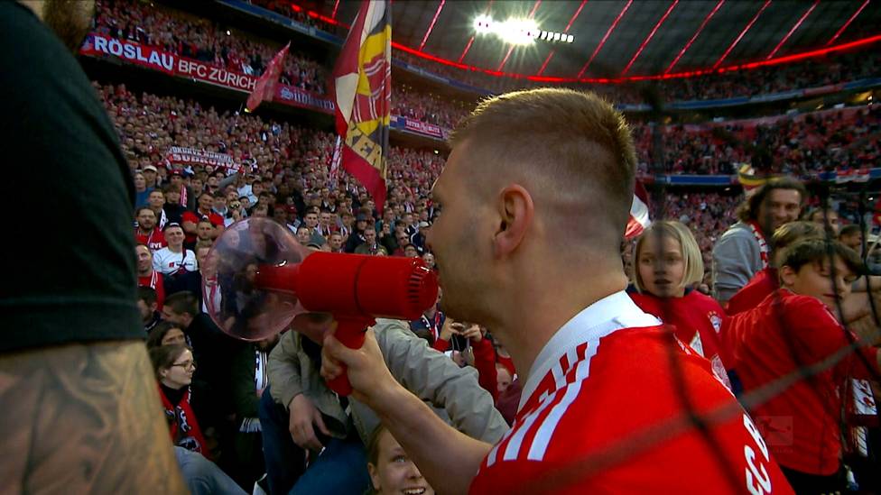 Niklas Süle wird beim letzten Heimspiel der Bayern verabschiedet. Als er mit der Kurve die Meisterschaft feiert, ruft er eine Botschaft, die seinen neuen Klub verärgern könnte.