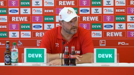 Steffen Baumgart vom 1. FC Köln hat mit einer Spitze auf einen provokanten Social-Media-Post von Bayer Leverkusen reagiert und die sportliche Krise klar analysiert.