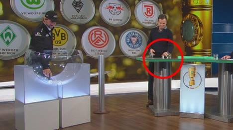 DFB-Direktor Oliver Bierhoff sorgt bei der Auslosung zum Viertelfinale im DFB-Pokal für einen kuriosen Zwischenfall. Plötzlich wird Borussia Dortmund gesucht.