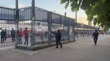 Vor dem Champions-League-Finale in Paris zwischen dem FC Liverpool und Real Madrid kommt es beim Einlass in das Stadion zu Fan-Ausschreitungen. 