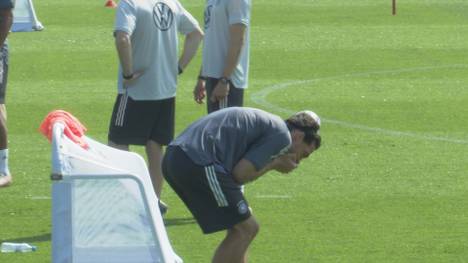 Champions League Sieger Antonio Rüdiger schießt während des Trainings den Ball unkontrolliert in die Luft. Dieser trifft wenig später Mats Hummels direkt im Gesicht.