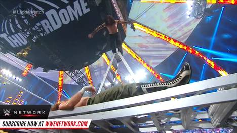 Bei der WWE-Show Clash of Champions gibt es eine Reihe waghalsiger Stunts - auch Legende Shawn Michaels lässt sich einen Auftritt nicht nehmen. Die Highlights im Video.