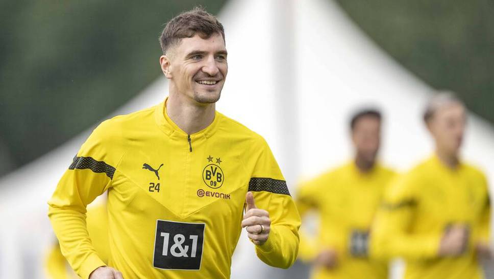 Das Fußball- bzw. Berater-Business ist kein Pappenstiel. Dennoch vertritt sich ein belgischer Nationalspieler bei Borussia Dortmund von nun an selbst, wie der BVB-Star SPORT1 exklusiv erzählt hat.