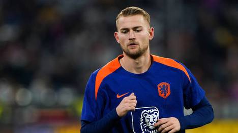 Der Verkauf von Matthijs de Ligt zu Manchester United sorgte rund um den FC Bayern für Wirbel. Nun sitzt er trotz Ausfällen bei der niederländischen Nationalmannschaft nur auf der Bank. Erweist sich der Deal als Coup für die Münchner?