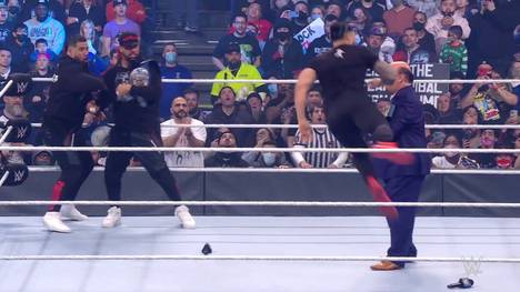 Spektakuläre Story-Wende bei WWE SmackDown: Universal Champion Roman Reigns serviert in der Fehde mit Brock Lesnar seinen Manager Paul Heyman ab.
