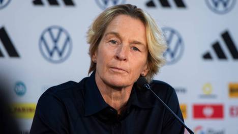 Die öffentlichen Auftritte der derzeit pausierenden Bundestrainerin Martina Voss-Tecklenburg haben auch beim Nationalteam für Irritationen gesorgt.