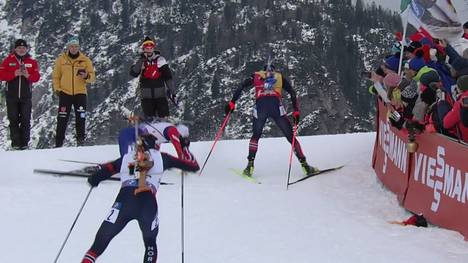 Ein packender Dreikampf zwischen Johannes Thingnes Bö, Emilien Jacquelin und Sturla Holm Laegreid beim Biathlon-Weltcup in Hochfilzen endet mit einem Sturz - und mit einem Sieg für Norwegens Superstar.