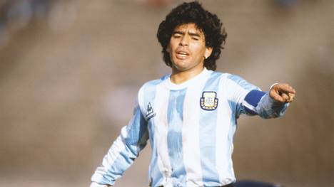 Diego Maradona ist in Argentinien und Neapel eine lebende Legende, ohne Frage einer der besten Fußballer aller Zeiten. Ein Genie auf, Wahnsinn neben dem Platz. Denn nicht nur Tricks und Traumtore, auch Skandale, Drogen und Doping prägten seine Karriere.