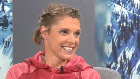 Evi Sachenbacher-Stehle war nicht nur erfolgreiche Skilangläuferin, sondern hat auch im Biathlon diverse Erfolge feiern können. Im "SKI & BERGE - Das DSV Magazin" erzählt die Olympiasiegerin von ihren Langlauf-Anfängen mit ihren Freundinnen. 