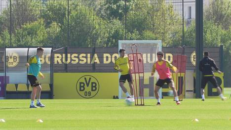 Borussia Dortmund fährt den Trainingsbetrieb hoch: Auf dem Übungsplatz stehen von nun an Achtergruppen. Bisher hatten Brandt, Hummels und Co. in Sechsergruppen trainiert.