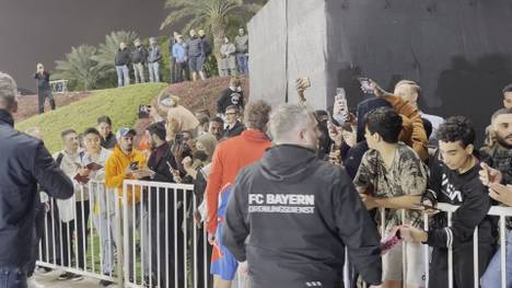 Der FC Bayern München befindet sich momentan im Wintertrainingslager in Katar. Bei den Autogrammstunden ist vor allem ein Star sehr gefragt bei den Fans.