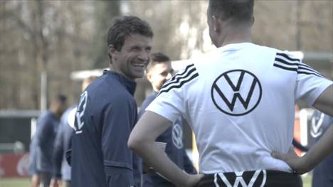 Das DFB-Team bereitete sich in Frankfurt auf das Freundschaftsspiel gegen die Niederlande vor, bevor es am Montagabend nach Holland ging. Im Abschlusstraining scherzt Thomas Müller in gewohnter Manier. 