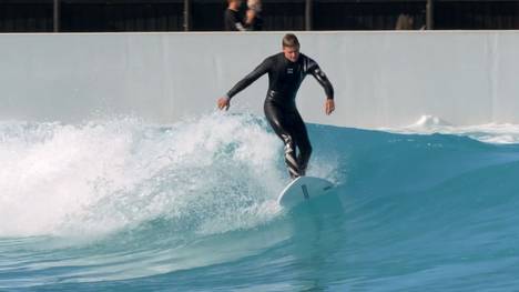 In Australien ist Mick Schumacher nach der Zwangspause in Saudi-Arabien wieder dabei. Bevor es aber auf dem Asphalt zur Sache geht, bewies er seine Fähigkeiten auf dem Surfbrett.