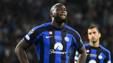 Im Finale der UEFA Champions League erlebt Romelu Lukaku einen bitteren Moment. Kurz vor Abpfiff wird der Belgier endgültig zur tragischen Figur bei Inter Mailand. Auf Social Media wird er rassistisch beleidigt.