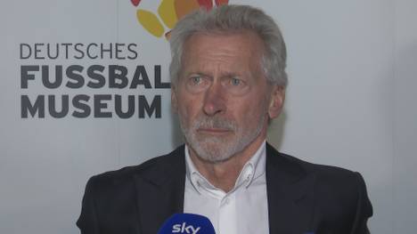 Bayern-Legende Paul Breitner kann das Vertrags-Theater um Robert Lewandowski nicht nachvollziehen, zu seiner Zeit gab es so etwas nicht, dass ein Spieler unbedingt aus seinem Vertrag herauskommen möchte. 