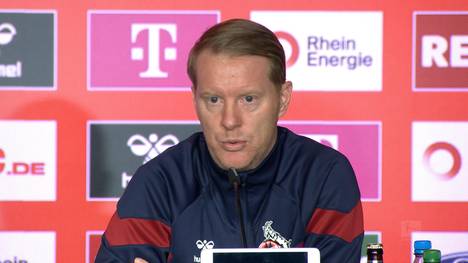 Köln-Trainer Timo Schultz spricht auf der Pressekonferenz nach der Niederlage gegen Bayer Lerverkusen über den frühen Platzverweis gegen Jan Thielmann.