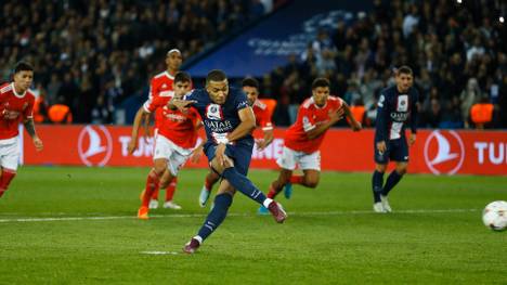 Kylian Mbappé möchte PSG angeblich schnellstmöglich verlassen. Die Unzufriedenheit des Torjägers könnte mit Robert Lewandowskis Wechsel nach Barcelona zusammenhängen. 