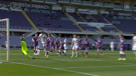 Cristiano Ronaldo hat gegen Florenz kurz vor Schluss den Siegtreffer auf dem Kopf. Doch er schafft es nicht, den Ball aus kürzester Distanz im Tor unterzubringen.