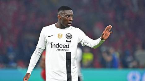 Der FC Bayern München beschäftigt sich zwar intensiv mit Randal Kolo Muani. Doch inzwischen steht der Stürmer von Eintracht Frankfurt nicht mehr ganz oben auf der Liste. 