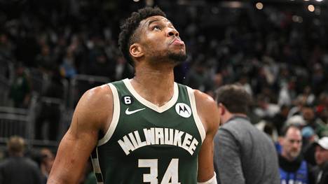 NBA-Superstar Giannis Antetokounmpo hat seinen Vertrag bei den Milwaukee Bucks kurz vor dem Start der neuen NBA-Saison offensichtlich um drei Jahre verlängert. 