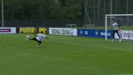 Youssoufa Moukoko ist zurück auf dem Trainingsplatz und schiebt direkt eine Extraschicht mit dem neuen BVB-Trainer Marco Rose.