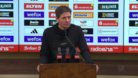 Eintracht Frankfurt verliert trotz guter Chancen gegen Union Berlin. Nach dem Spiel zeigt sich Oliver Glasner auf der Pressekonferenz schweigsam. 