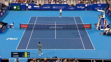 Sichtlich angeschlagen ist Alexander Zverev beim ATP-Masters in Cincinnati im Halbfinale gegen Carlos Alcaraz chancenlos. Der Spanier profitiert aber nicht nur vom Handicap des Deutschen, sondern brilliert auch selbst.