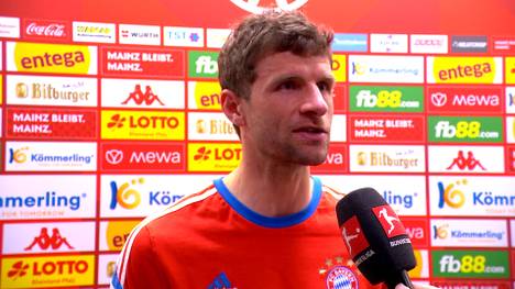 Nach der Niederlage gegen Mainz 05 und der verlorenen Tabellenführung zeigt sich Thomas Müller nach dem Spiel im Interview sichtlich frustriert. 