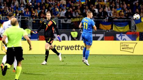 Manuel Neuer unterläuft gegen die Ukraine ein beinahe spielentscheidender Fehlpass, aus dem ein Abseitstor resultiert. Nicht sein erster Patzer in den letzten Wochen. Ist er ein Risikofaktor?