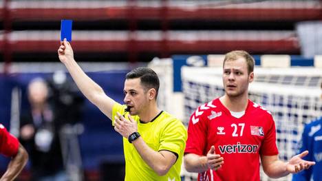 Bei der Handball-WM sorgt Paul Skorupa im Spiel gegen Bahrain für einen Aufreger. Der 23-Jährige wurde mit einer blauen Karte des Feldes verwiesen, weil er seinen Gegenspieler gebissen haben soll.