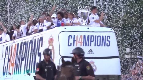 Der 14. Champions-League-Titel ist da! Real Madrid fährt durch die Straßen Madrids und präsentiert ihren Fans den Henkelpott.