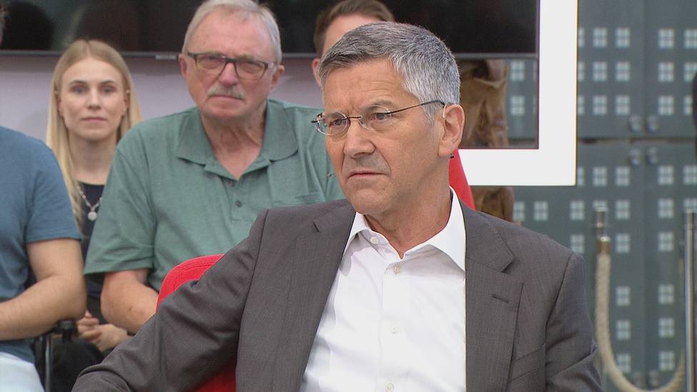 Herbert Hainer erklärt im STAHLWERK Doppelpass nochmal, dass Robert Lewandowski in der kommenden Saison bei Bayern München spielen wird.