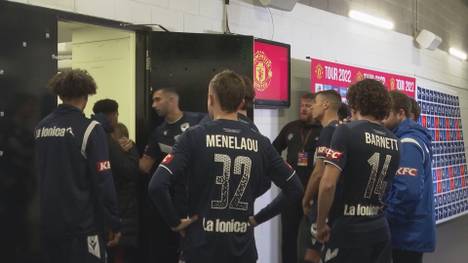 Die Spieler von Melbourne Victory stehen nach einem Testspiel Schlange. Sie alle warten, wie echte Fans, auf ein Souvenir der Stars von Manchester United.