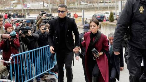 Wie Cristiano Ronaldo auf Instagram bekannt gab, ist sein jüngster Sohn verstorben. Lebensgefährtin Georgina Rodriguez erwartete Zwillinge, nur das Mädchen hat überlebt. 