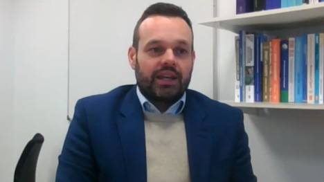 Manchester United hat 25 Prozent der Anteile an Jim Ratcliffe verkauft. Der Milliardär hat somit eine Minderheitsbeteiligung und kann in den Verein investieren.