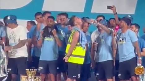 Jack Grealish ist nach dem Triple-Gewinn weiter in Feierlaune. Auf der Bühne während der Parade bezeichnete sich der Superstar jetzt als Truthahn, ehe er von seinem Kollegen mit Alkohol "gefüttert" wurde.