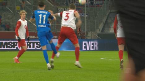 Im Topspiel am Samstagabend trennen sich Düsseldorf und Heidenheim Unentschieden. Beide Treffer fallen vor der Pause. Heidenheims Thomalla sieht glatt Rot. 