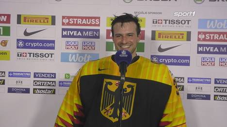Die deutsche Eishockey-Nationalmannschaft feiert eine historische Leistung gegen Kanada. Mathias Niederberger wird zum Spieler des Spiel gewählt - und danach von Rick goldmann zur Krake von Riga ernannt. Das Interview!