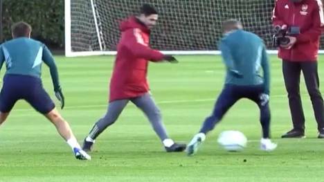 Im Training des FC Arsenal tunnelt Trainer Mikel Arteta einen seiner Starspieler und jubelt anschließend wie Cristiano Ronaldo.