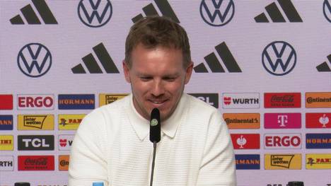 Auf der DFB-Pressekonferenz erzählt Trainer Julian Nagelsmann eine kuriose Geschichte, die ihn an das Stadion in Freiburg erinnert. 