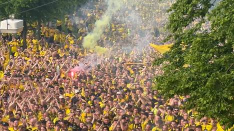 Die Fans von Borussia Dortmund fiebern dem Spiel gegen Paris Saint-Germain entgegen.  Tausende Fans marschieren in einem Fanmarsch zum Stadion.